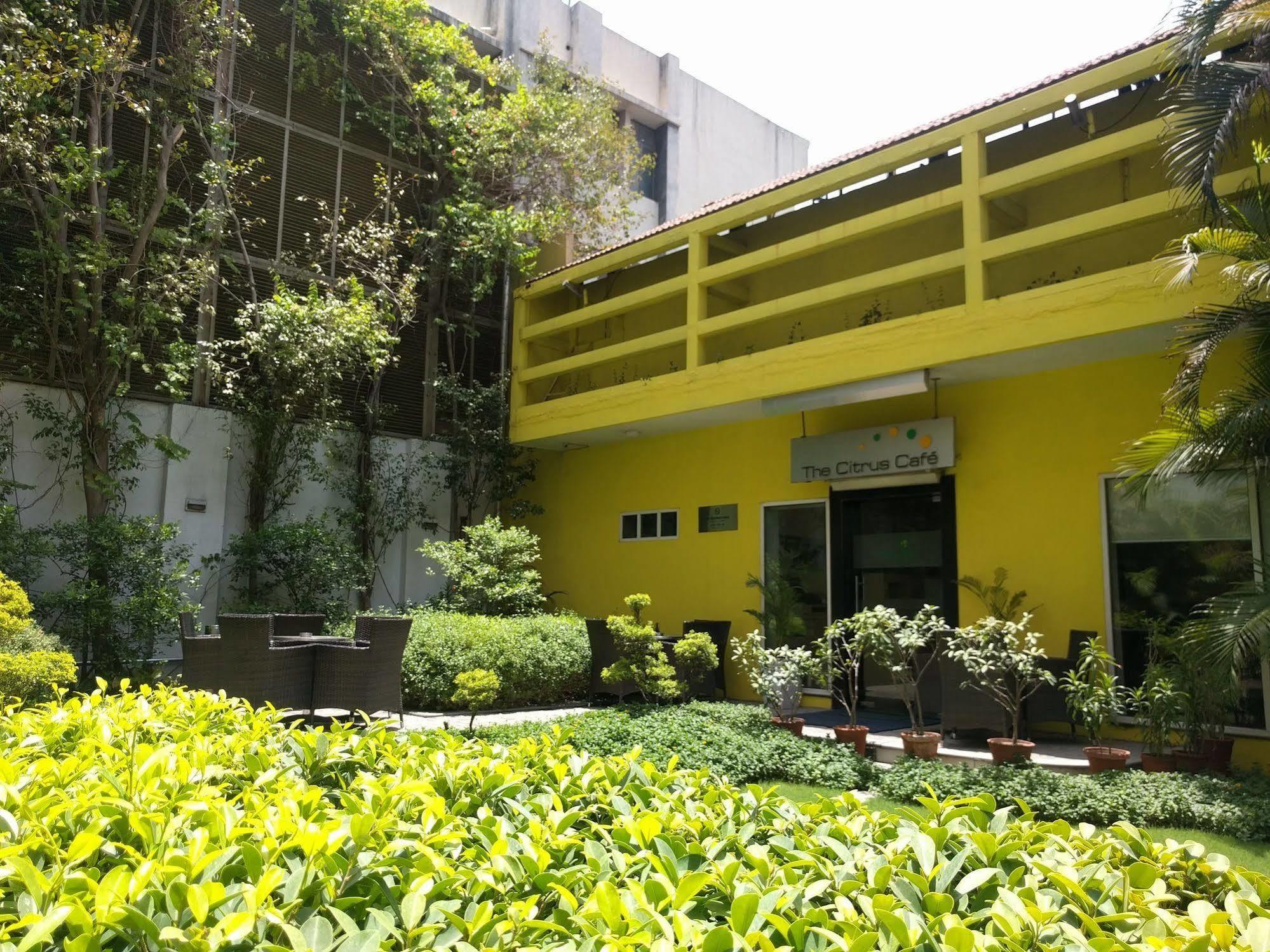 Lemon Tree Hotel, Udyog Vihar, Gurugram Гургаон Экстерьер фото